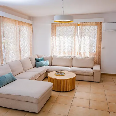 Cloxania Coral Villa *