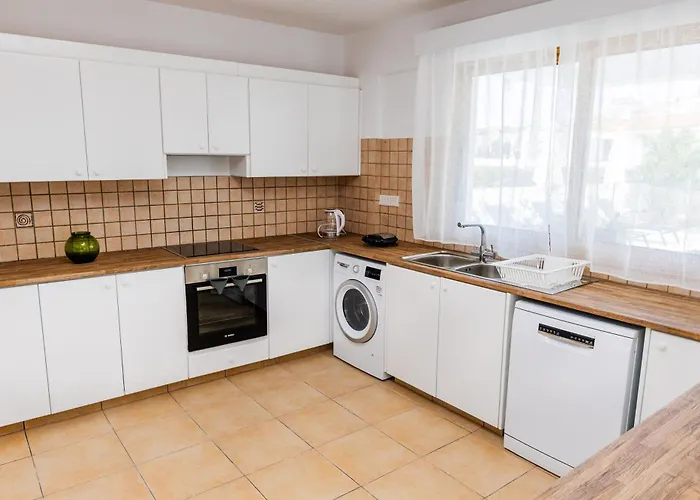 Cloxania Coral Villa Peyia