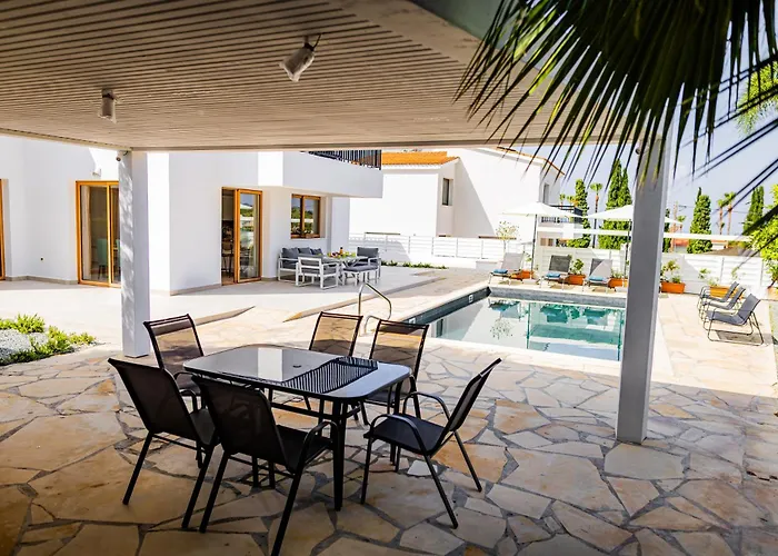 Villa Cloxania Coral Peyia